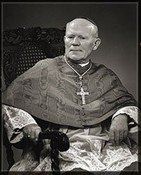 Fotografía en blanco y negro del arzobispo Hurley