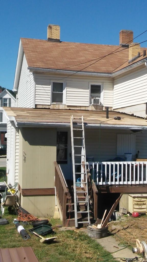 A ladder is sitting on the side of a house.