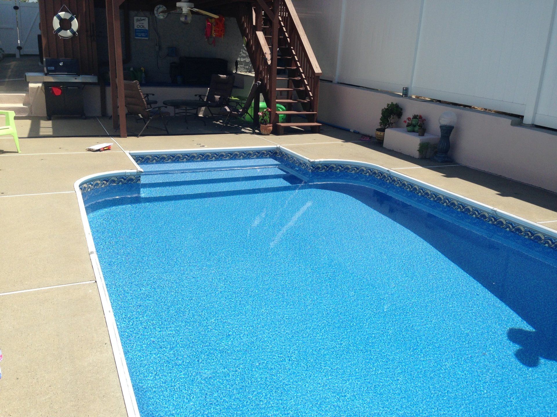 a swimming pool with a sign that says no diving