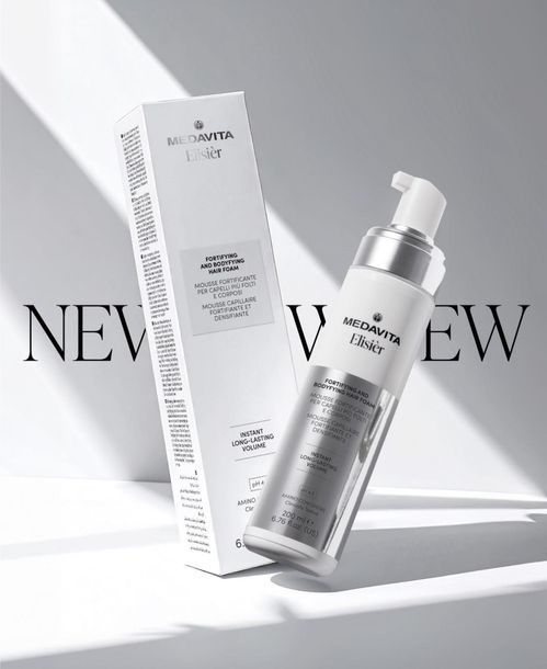 Donna che mangia una pila di pancake con frutta, panna e salsa. Ambiente interno.