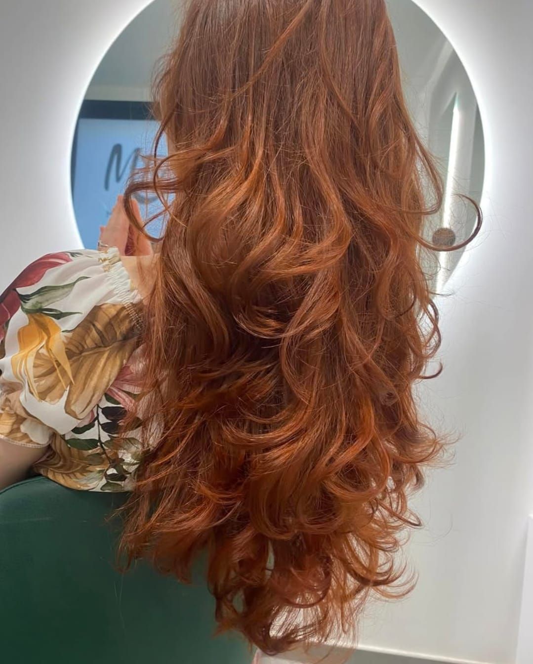 Cornetti tagliati a metà, farciti con frutti di bosco, panna, curry e cioccolato, sullo sfondo di un murale.