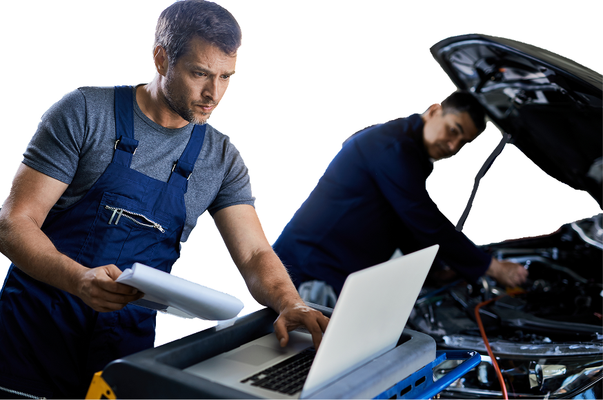 Dos mecánicos de automóviles trabajando en un automóvil, uno con una computadora portátil y el otro revisando el compartimiento del motor.