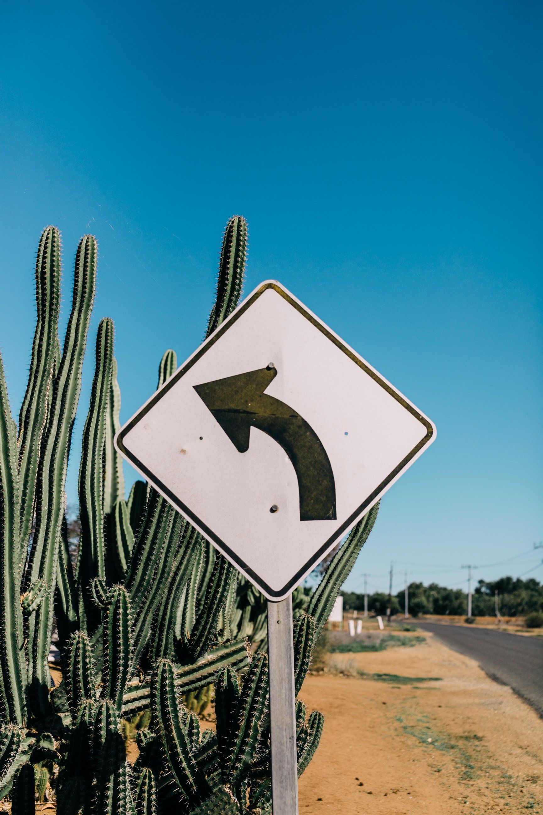 A road sign with an arrow pointing to the right