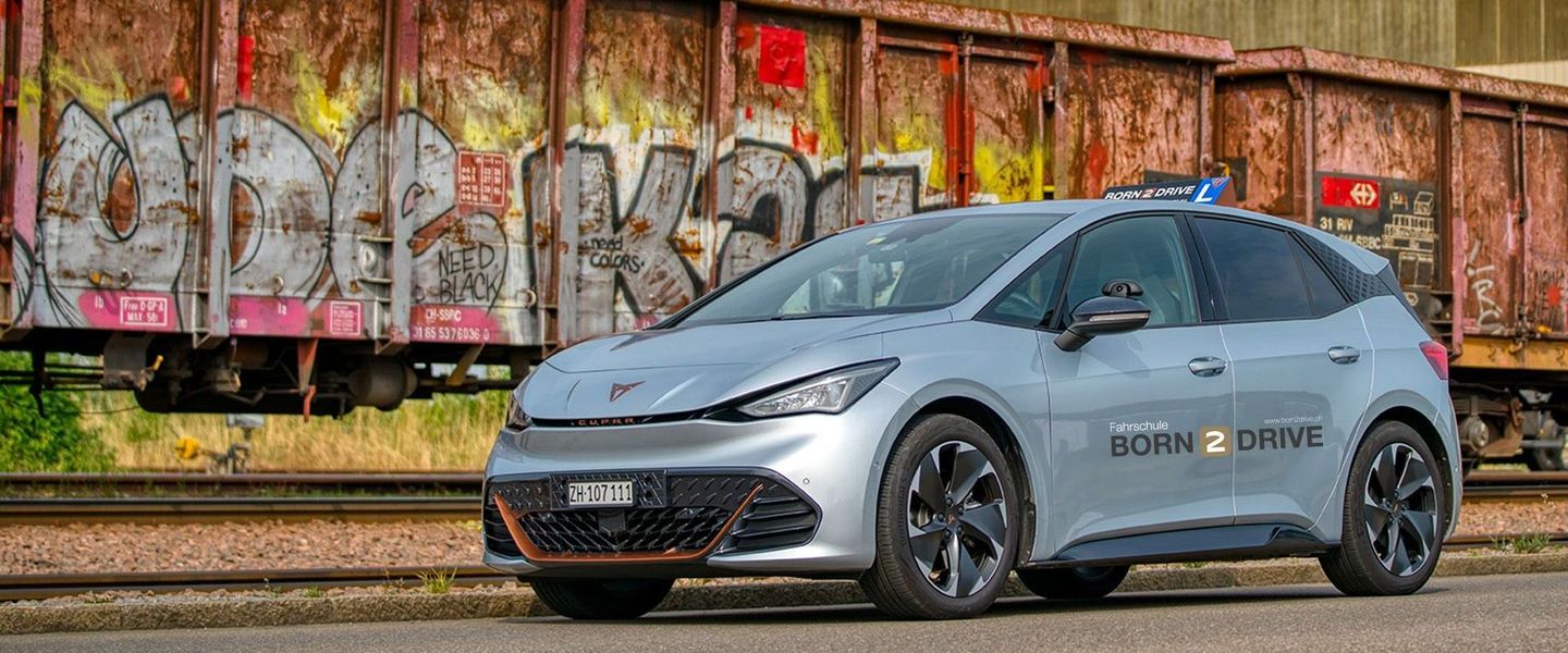 Fahrschulauto Cupra Born der
Fahrschule Born2Drive Zürich