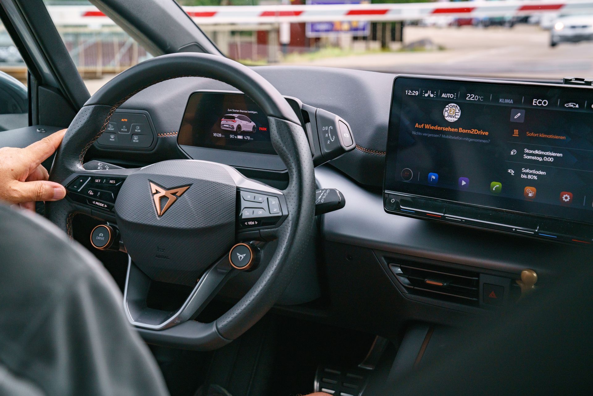 Eine Person fährt ein Auto mit einem großen Lenkrad.