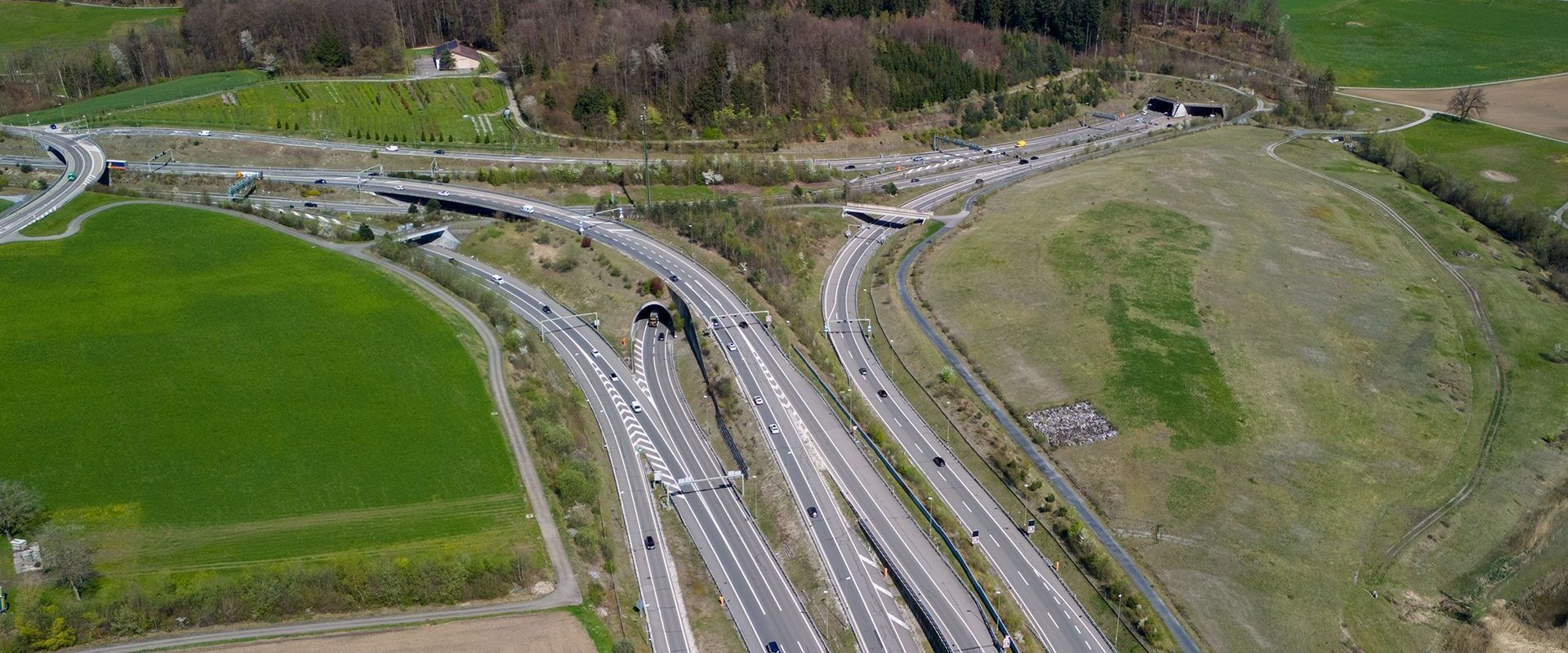 Eine Luftaufnahme einer Autobahnkreuzung Zürich Süd.