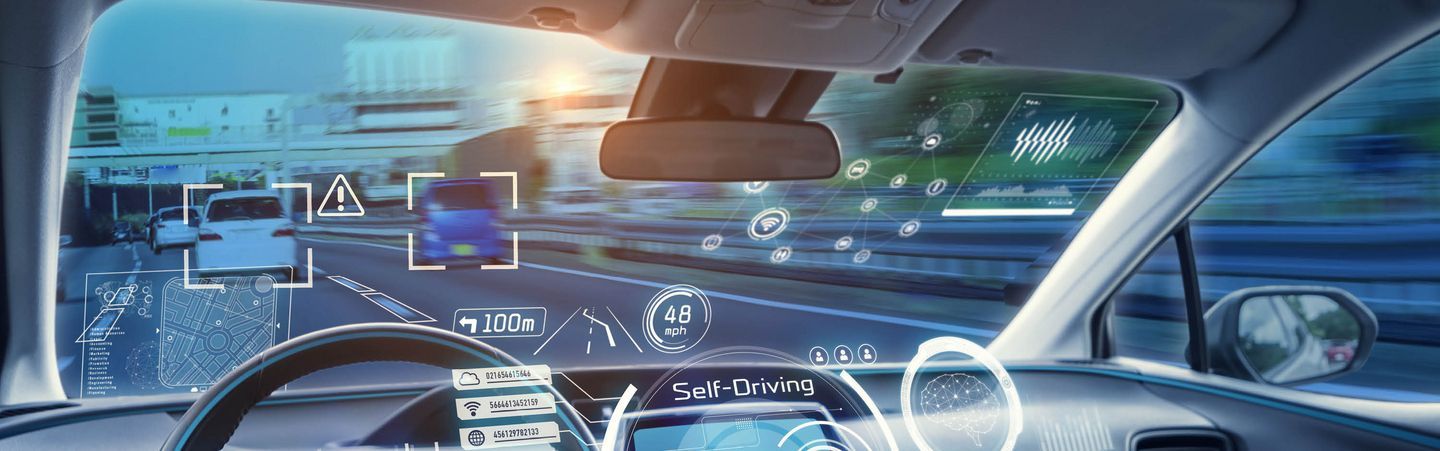 Das Innere eines selbstfahrenden Autos mit Lenkrad und Armaturenbrett.