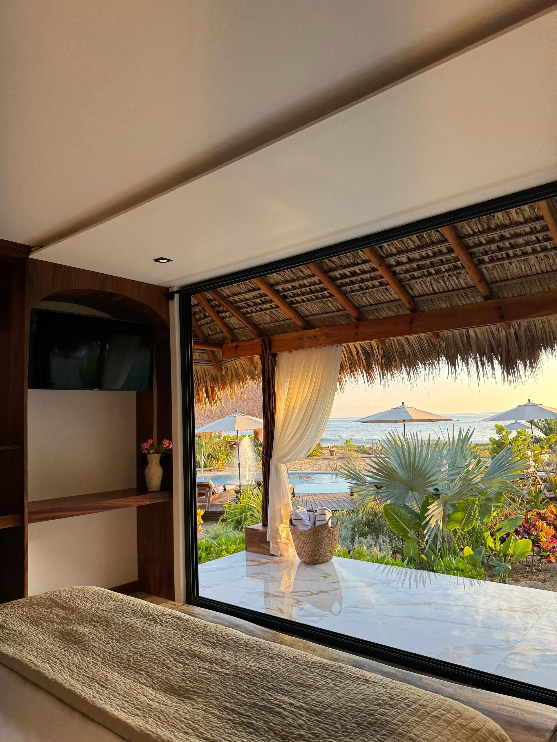 Un dormitorio con una gran ventana y vista al mar.