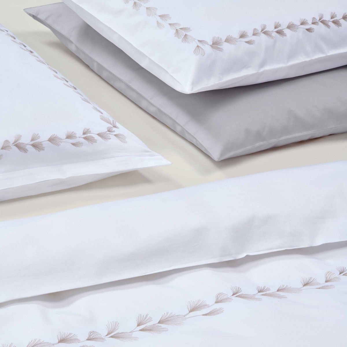 Kissen auf einem Bett