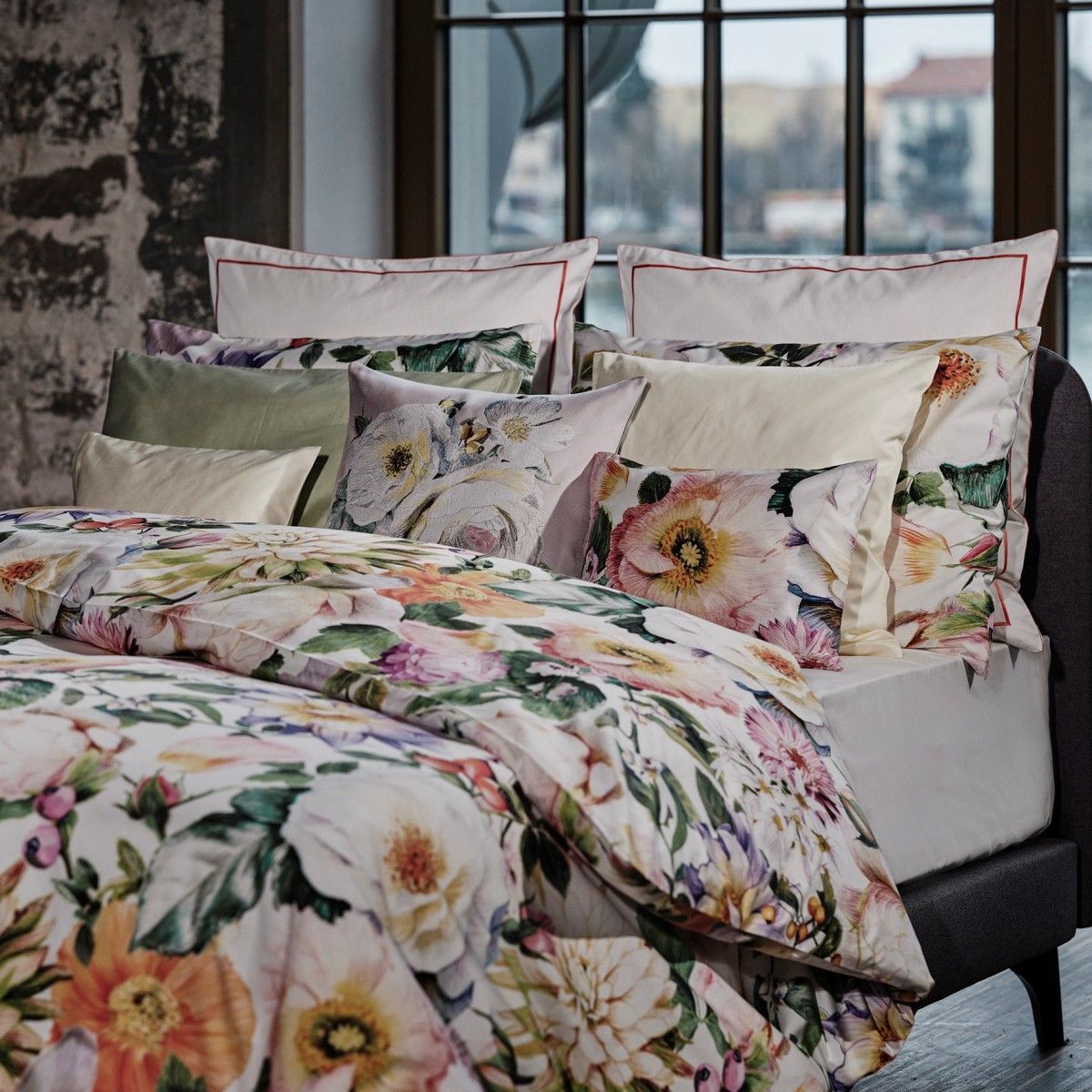 Kissen auf einem Bett