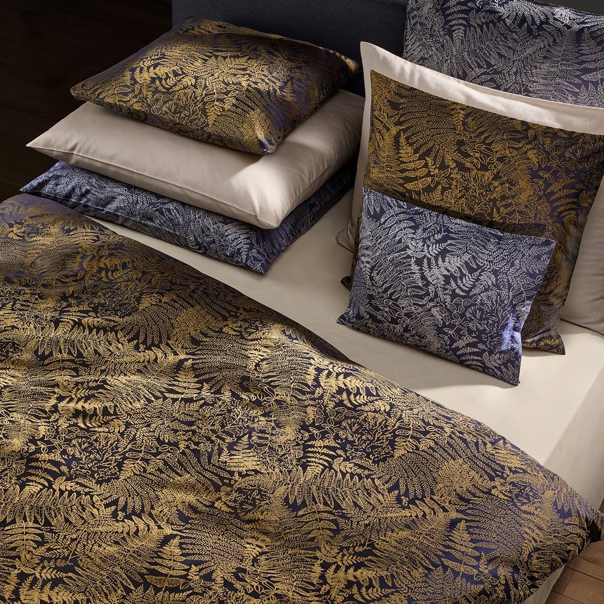 Kissen auf einem Bett