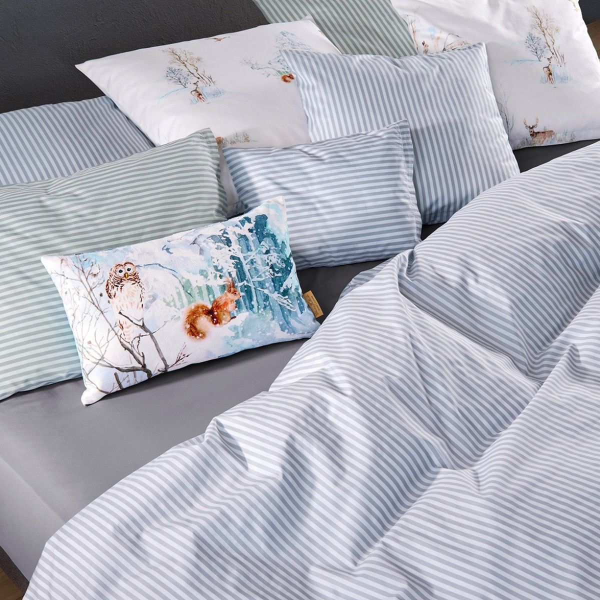 Kissen auf einem Bett