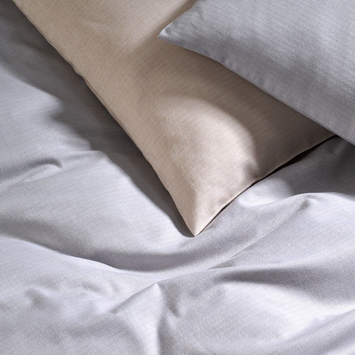 Kissen auf einem Bett
