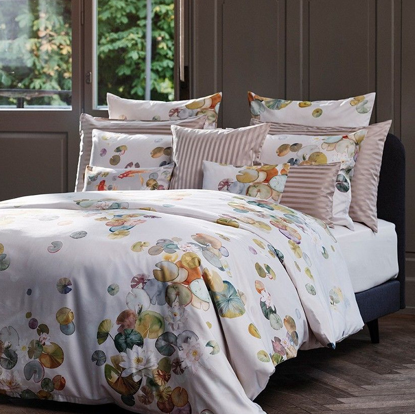 Kissen auf einem Bett