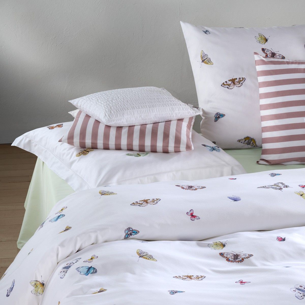 Kissen auf einem Bett