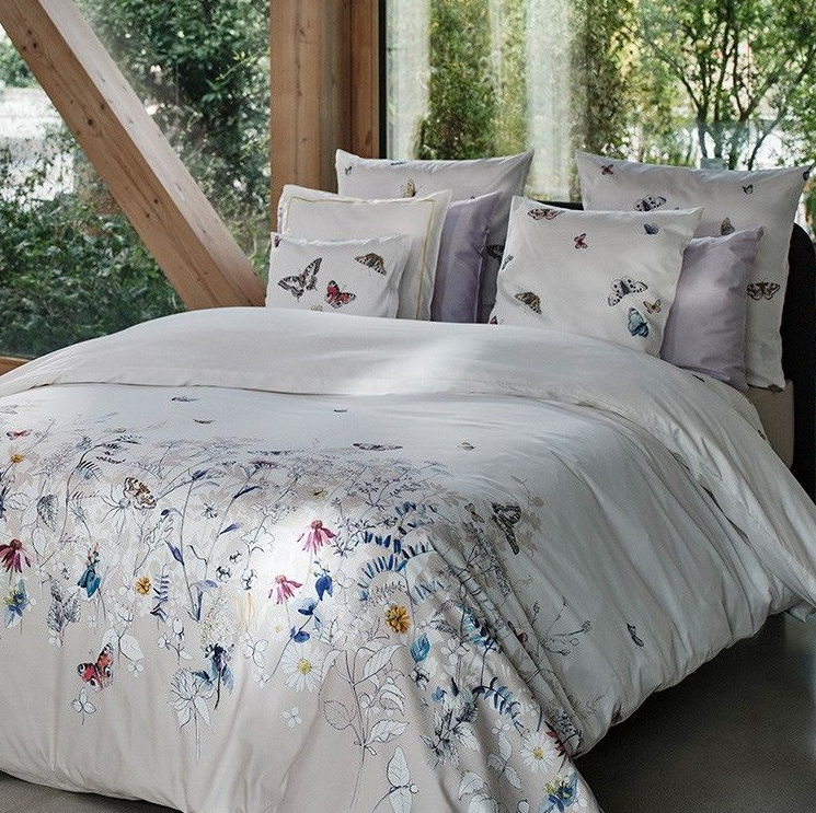 Kissen auf einem Bett