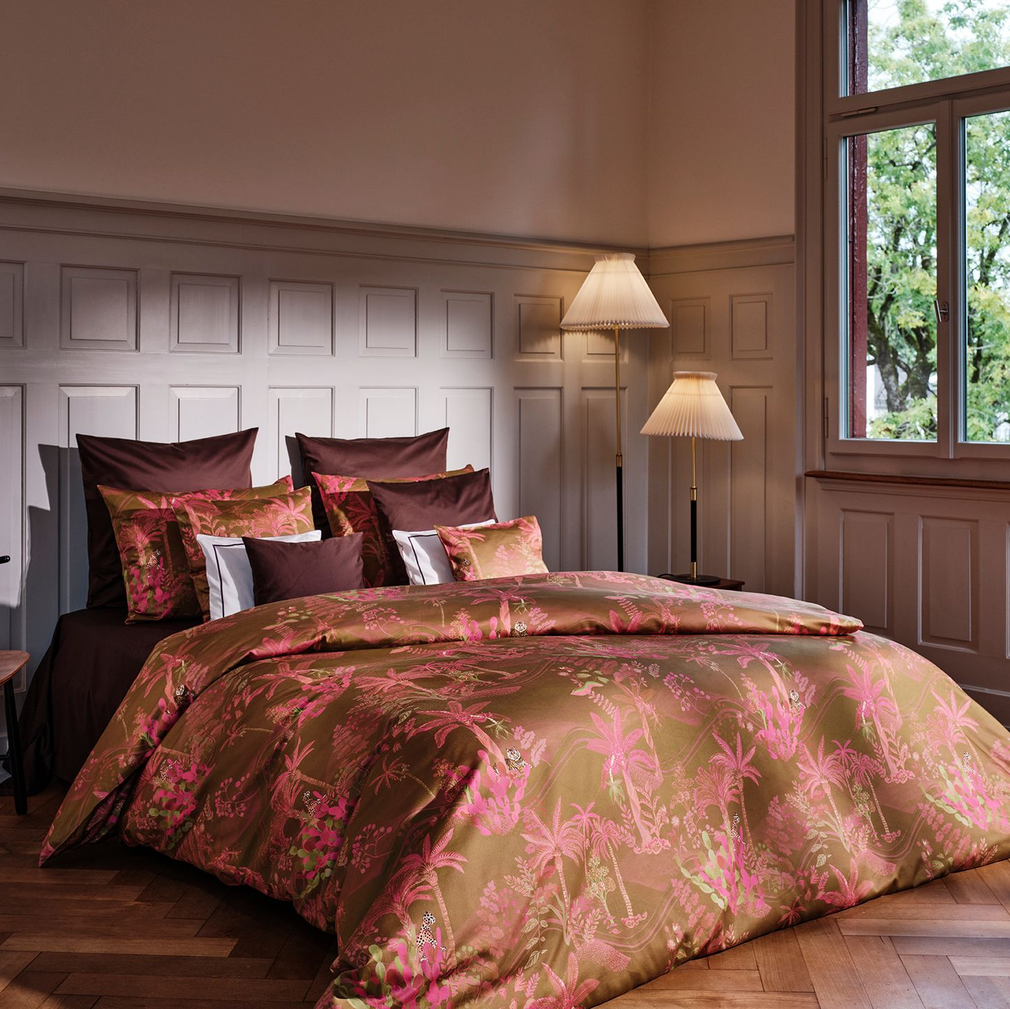 Kissen auf einem Bett