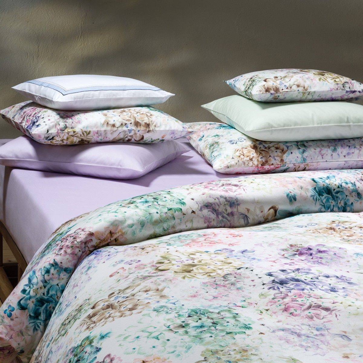 Kissen auf einem Bett