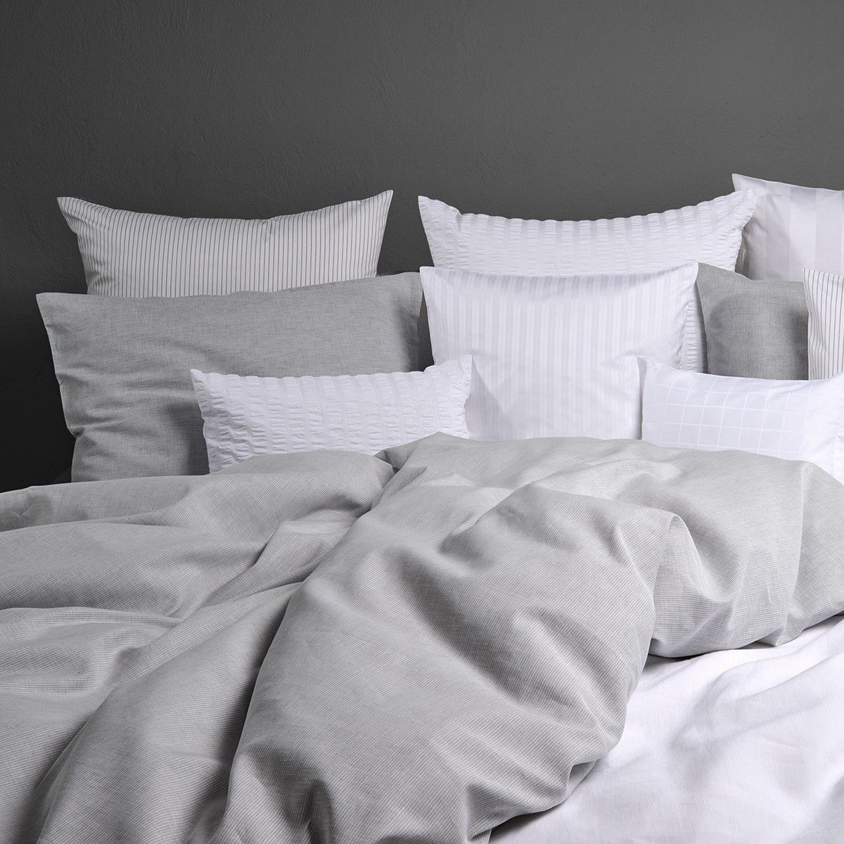 Kissen auf einem Bett