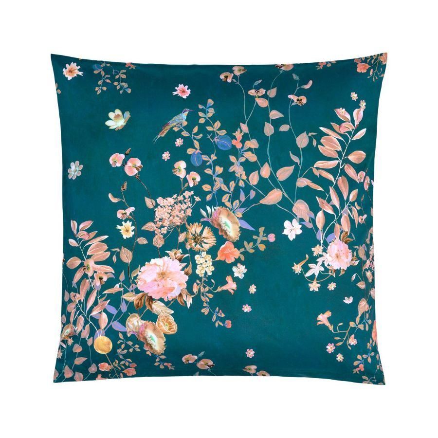 Ein türkisfarbenes Kissen mit Blumen