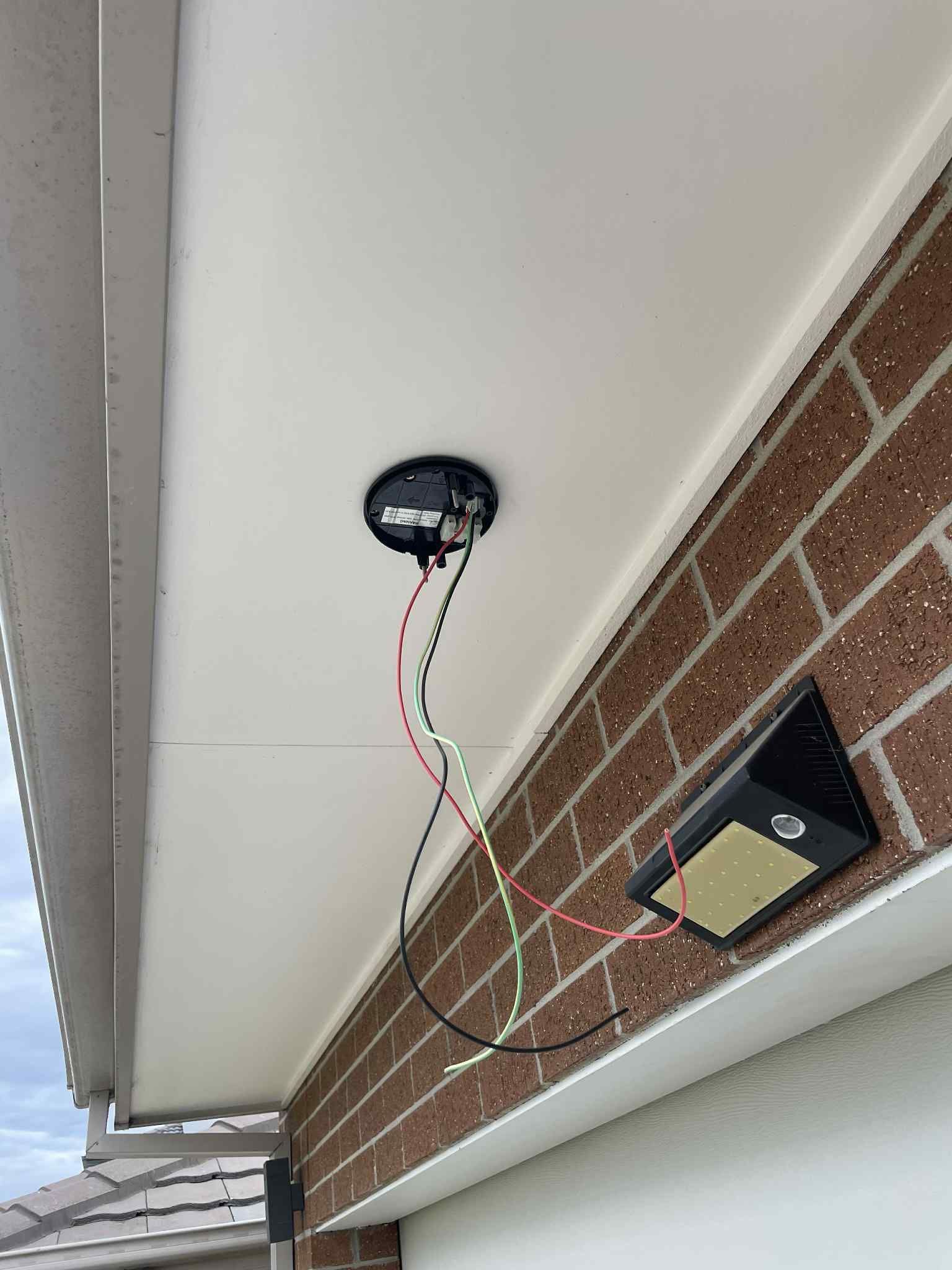 Light fitting mounted flush to ceiling plate in bedroom