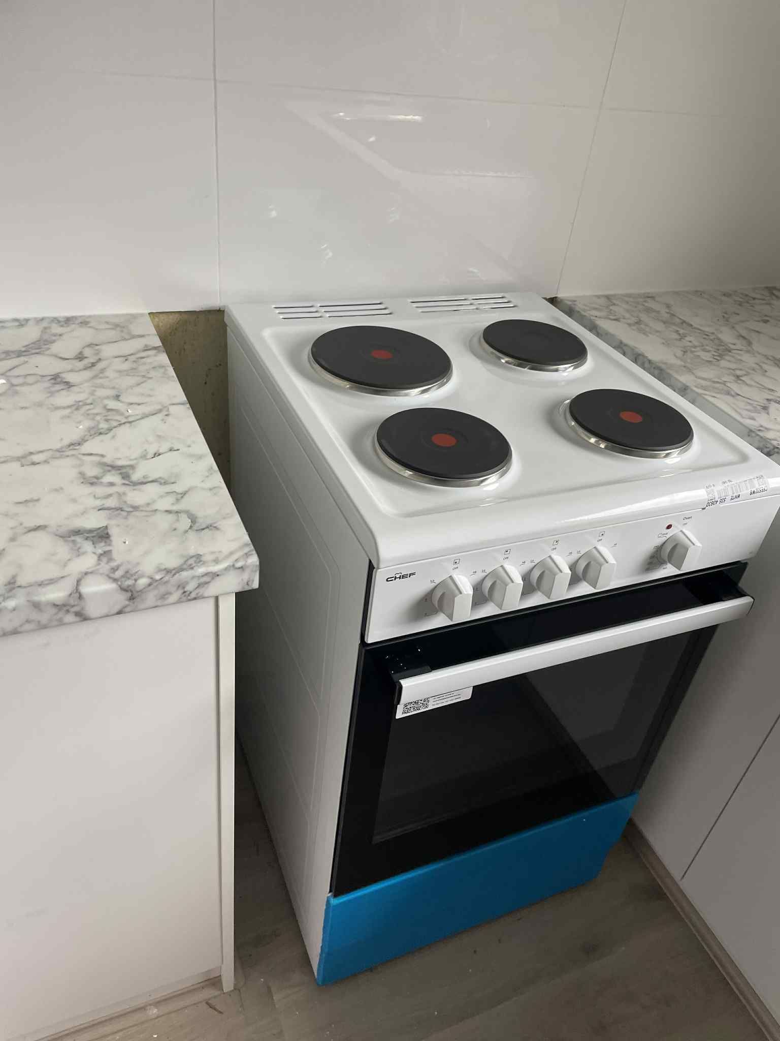 Ziesing Electrical technician testing oven electrical connection