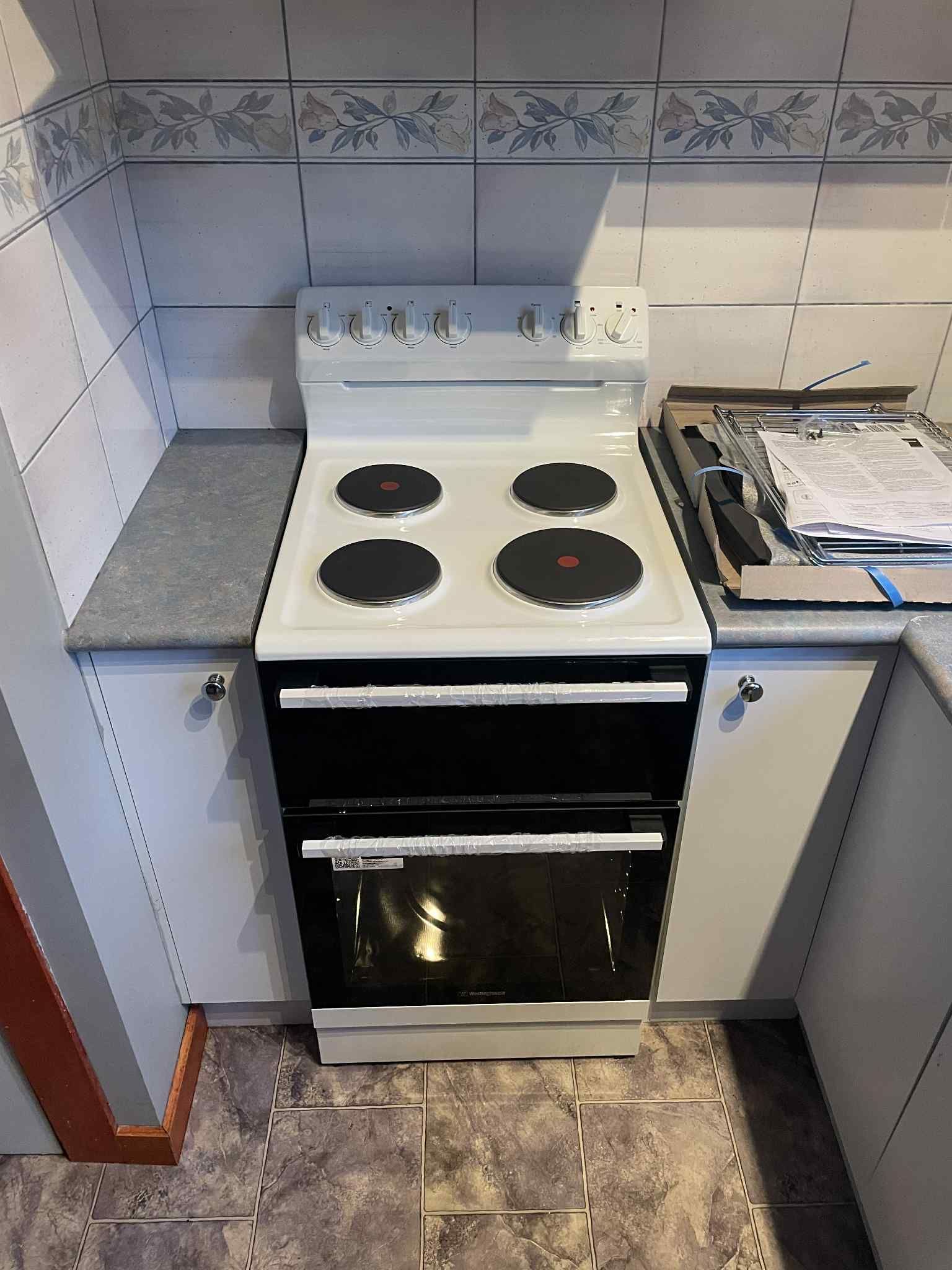 Electrician from Ziesing Electrical connecting a new built-in oven