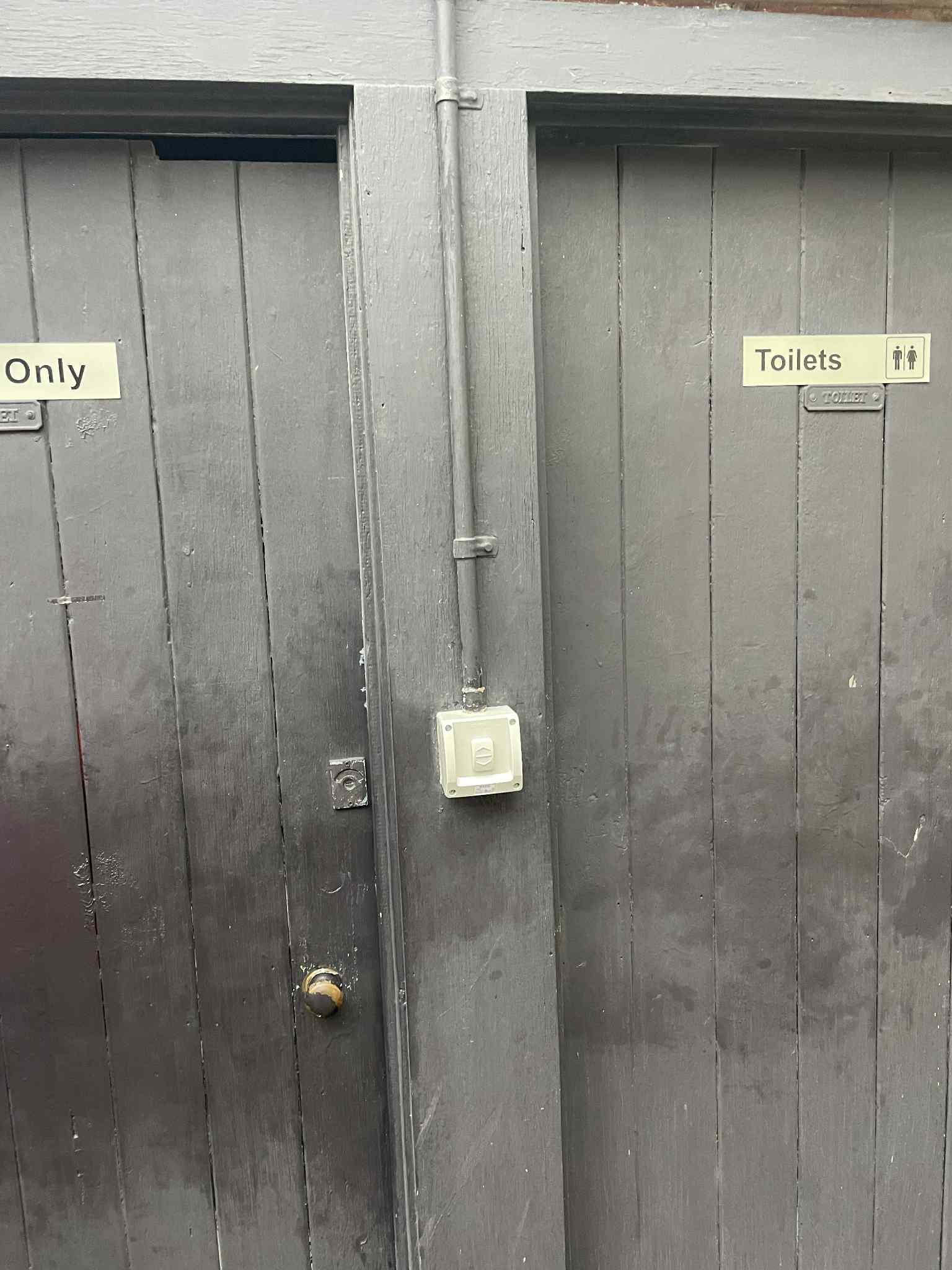 Low-voltage data and mains cables organised in trunking