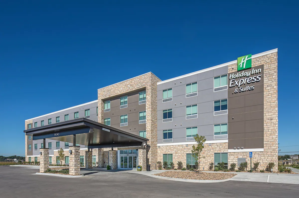 Holiday Inn Express & Suites West Omaha