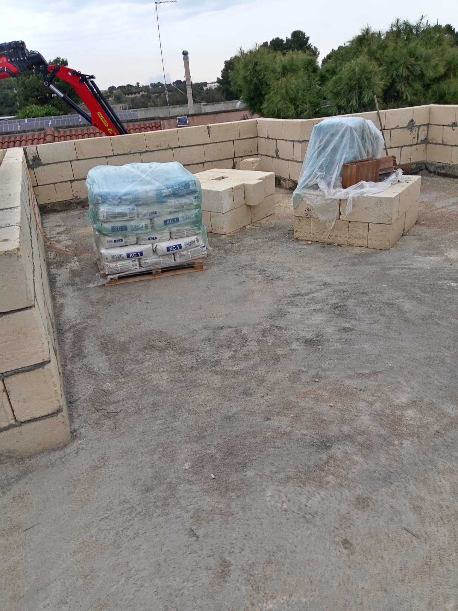 Una pila di mattoni posta sopra una superficie di cemento.