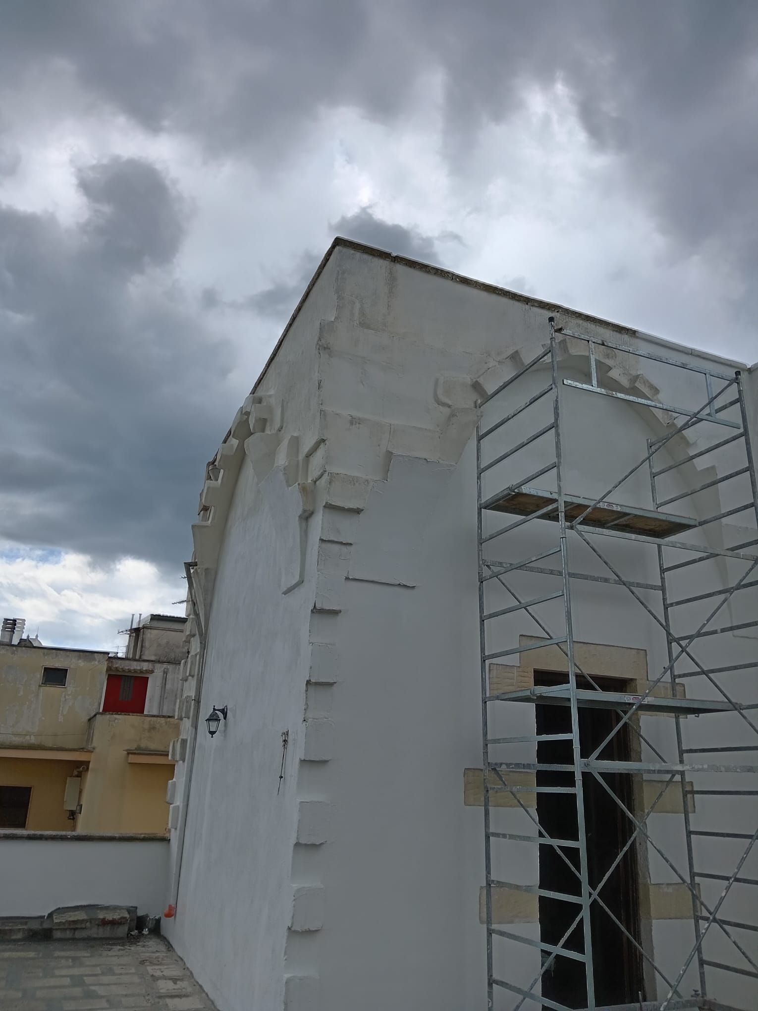 Un edificio bianco con impalcature sul lato