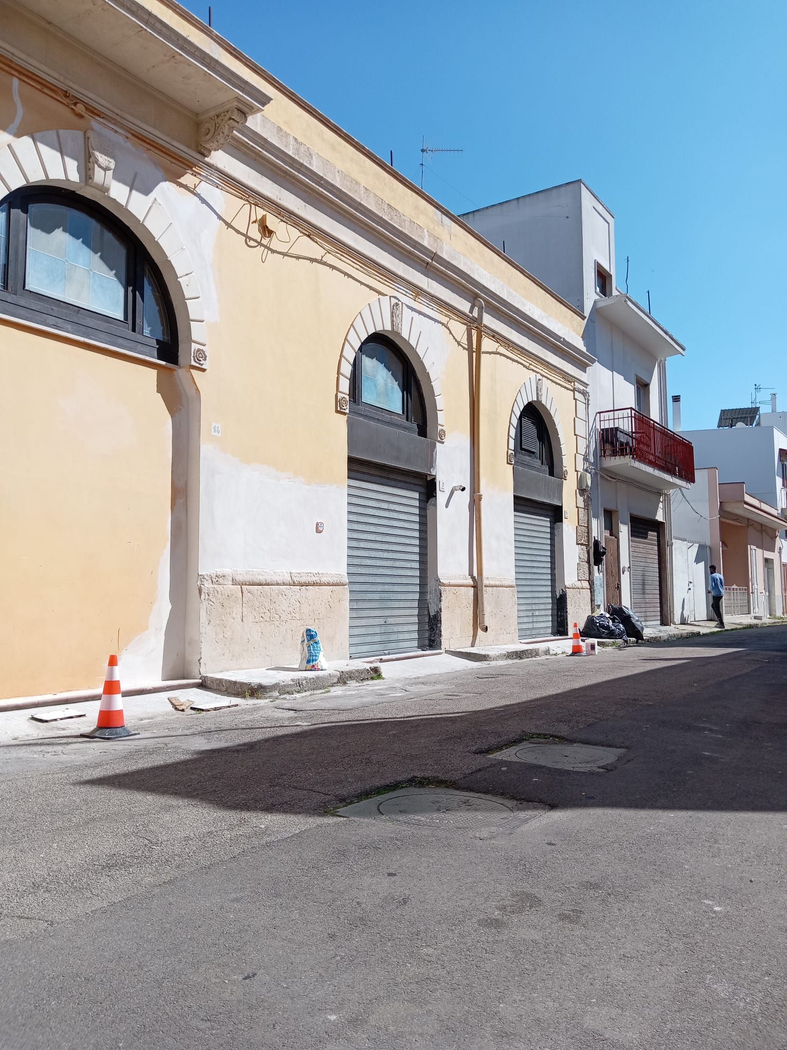 Una fila di edifici sono allineati sul lato di una strada