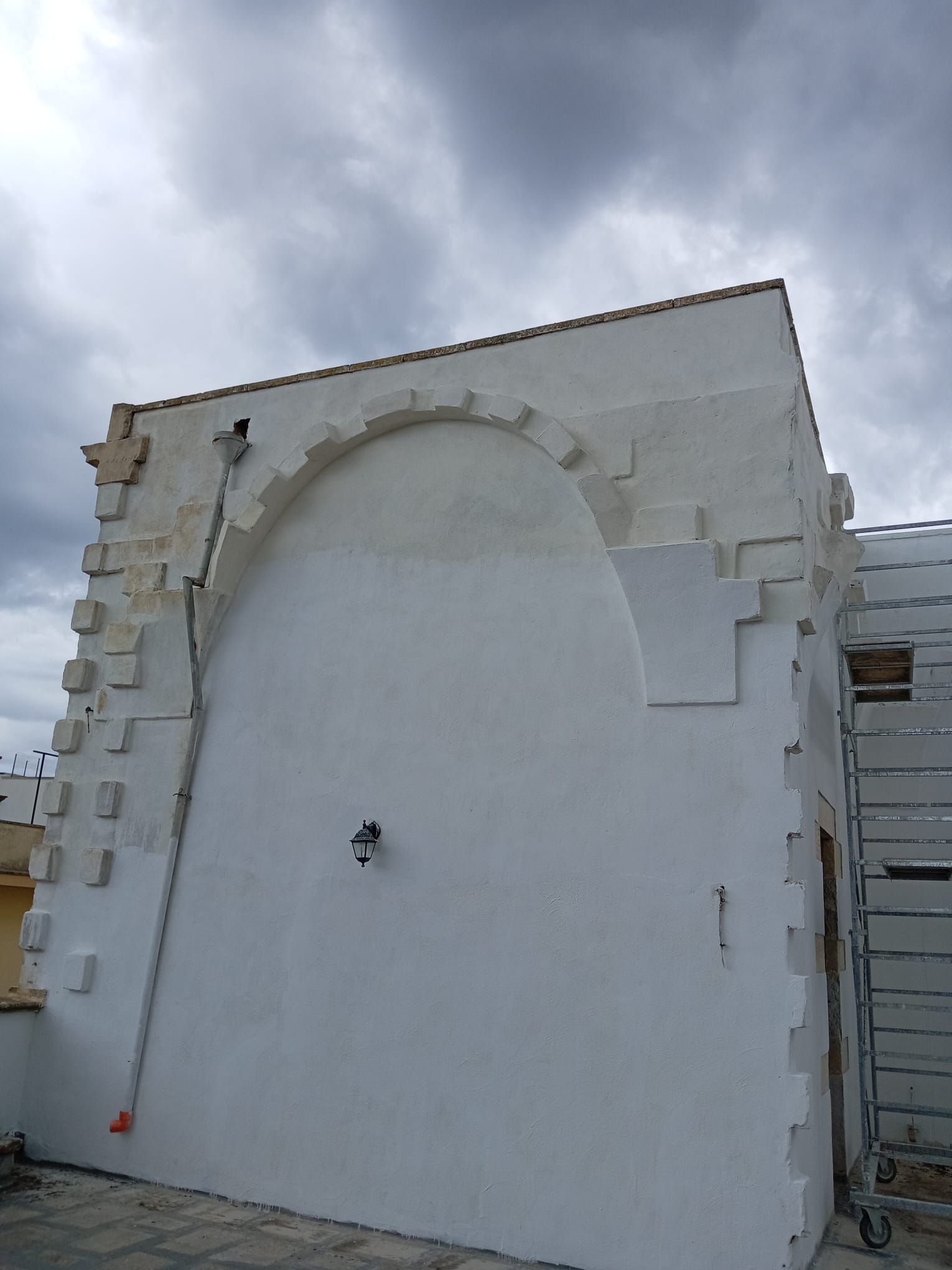Un edificio bianco con un cielo nuvoloso sullo sfondo