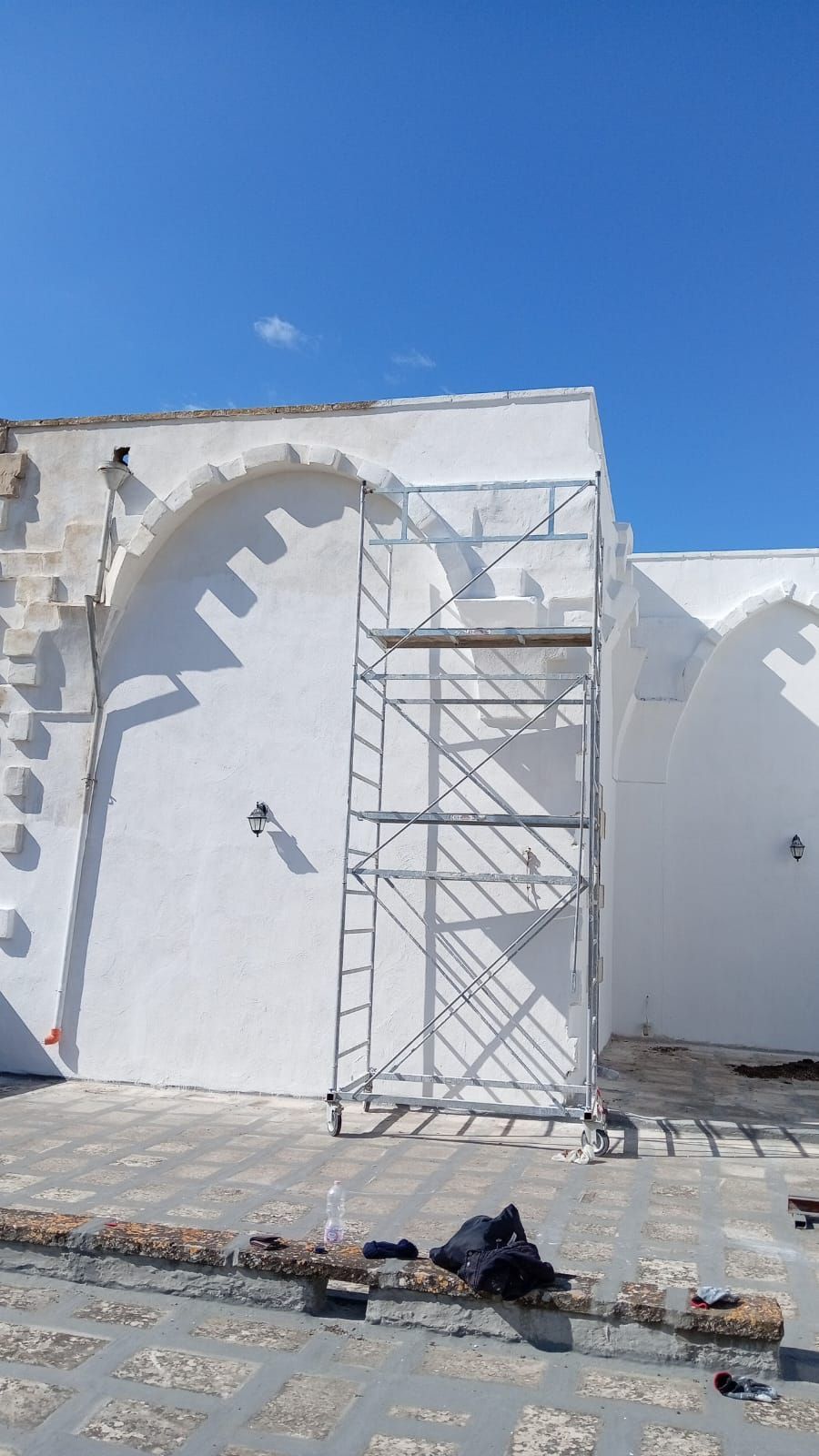 Un edificio bianco con un'impalcatura di fronte.