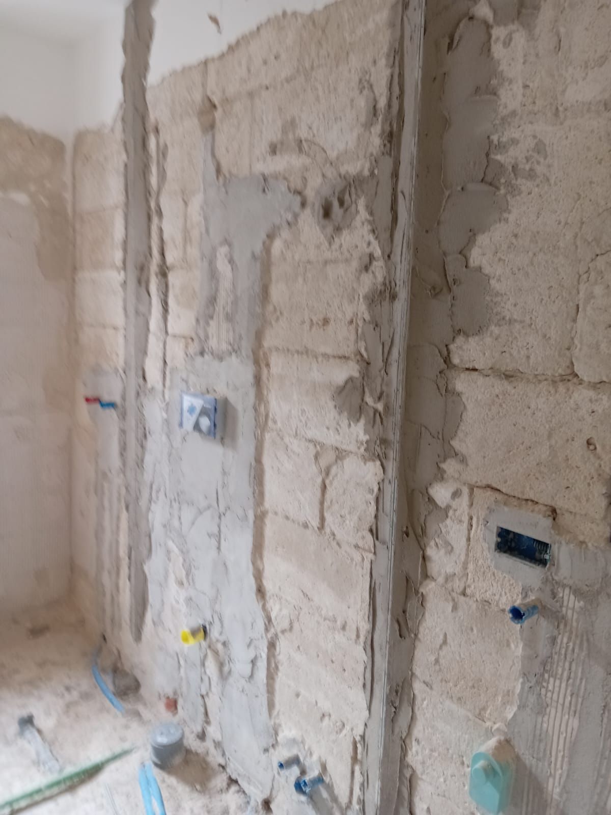 Un muro di mattoni viene ristrutturato in un bagno.