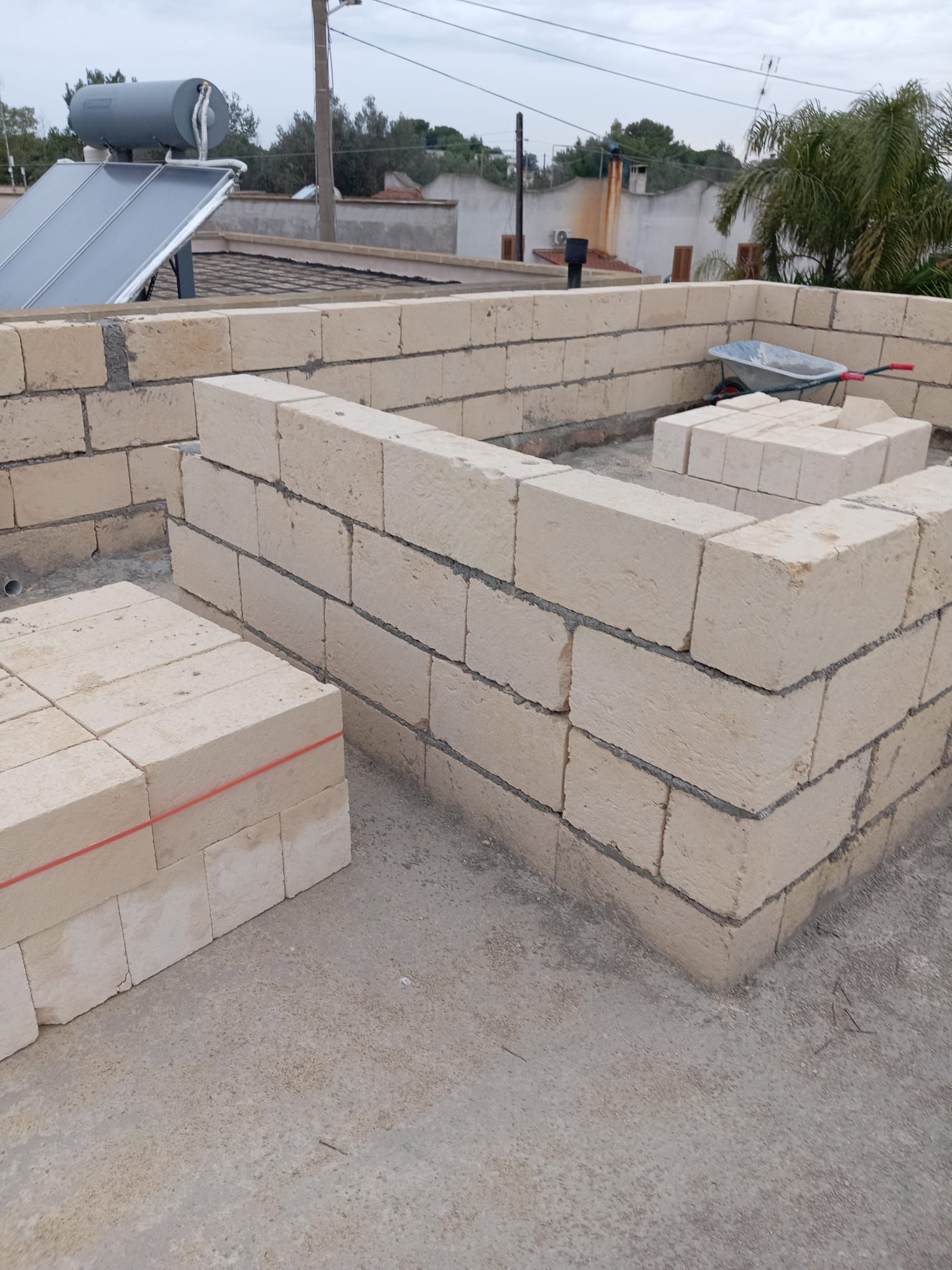 Un muro di mattoni con un pannello solare sopra