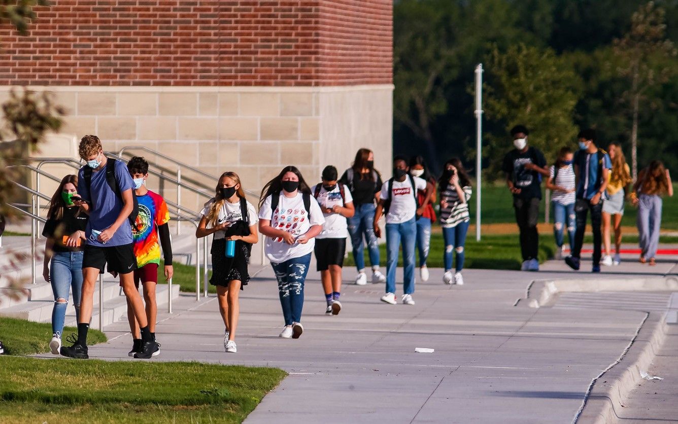 Students walk into a Frisco, Texas high school in 2020. (Juan Figueroa/The Dallas Morning News/TNS)