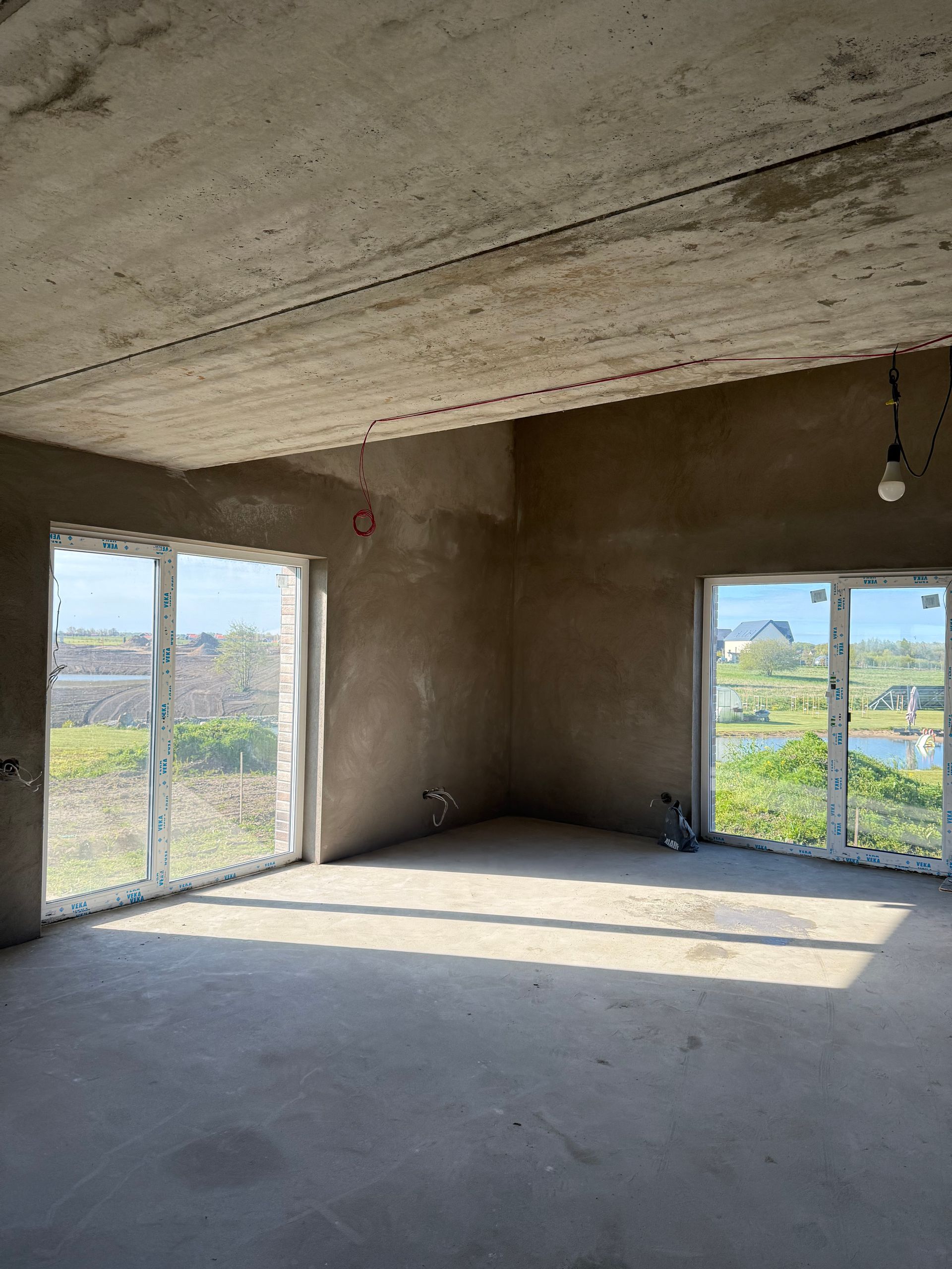 Tuščias kambarys su daugybe langų