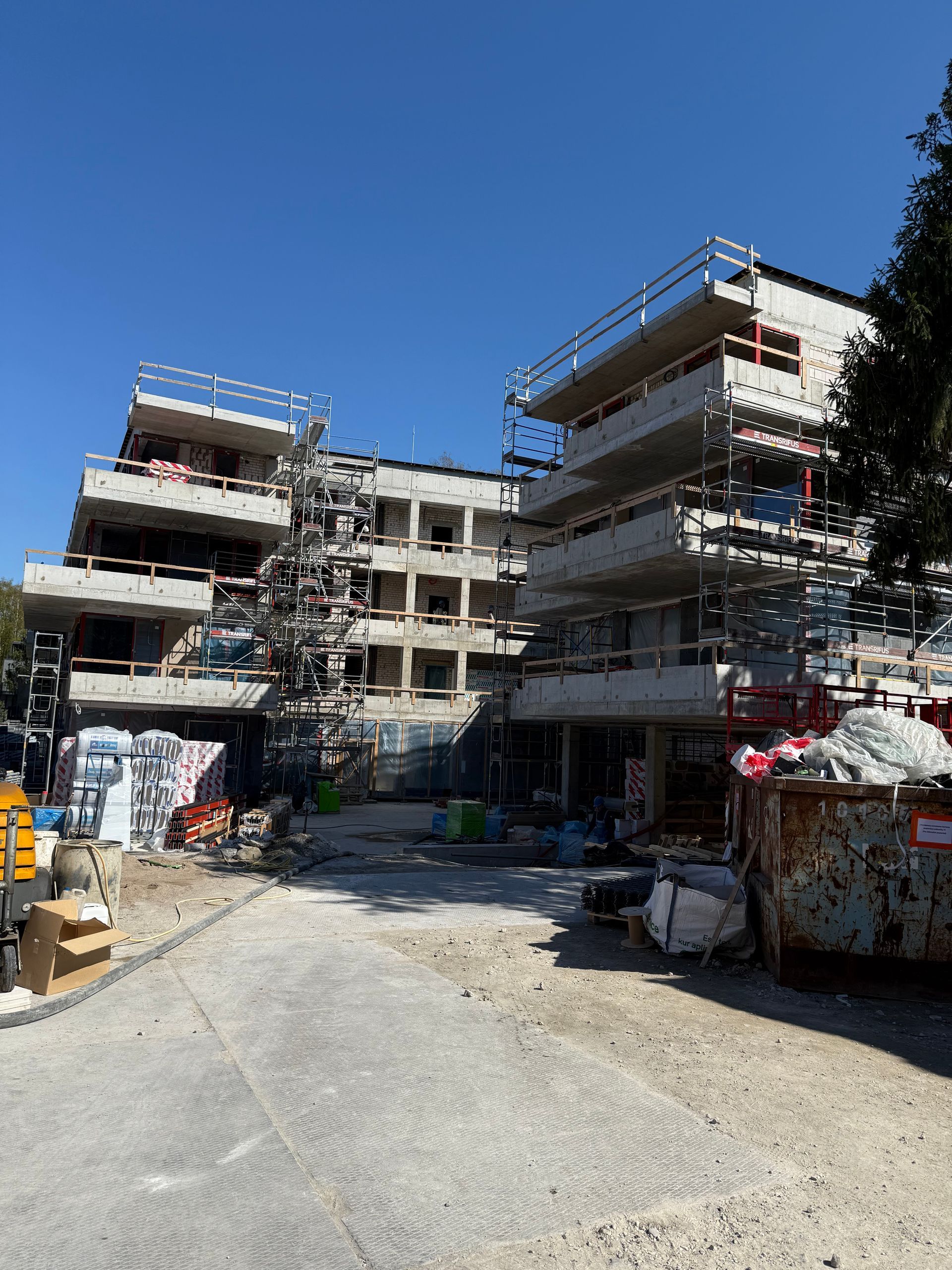 Didelis statomas pastatas su daugybe pastolių aplink jį.