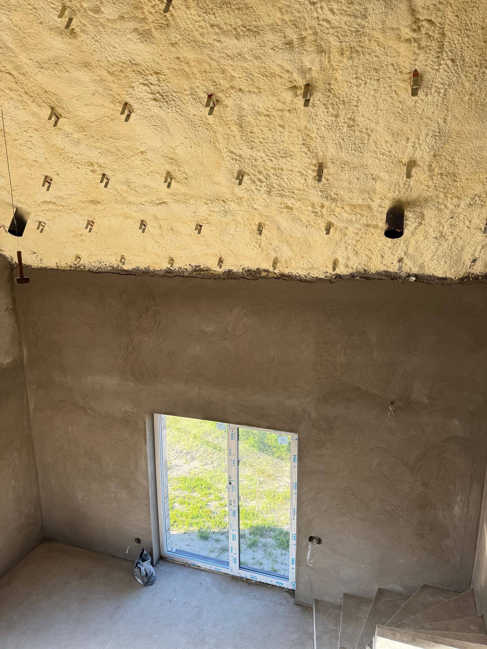 Kambarys su langu ir putplasčiu dengtomis lubomis.