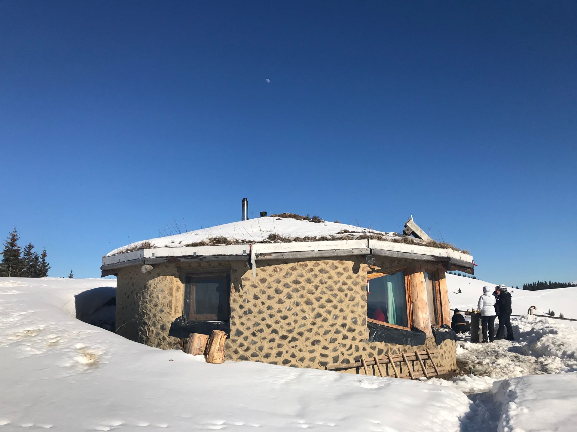 Een groot gebouw met veel ramen staat midden in een stadsstraat.