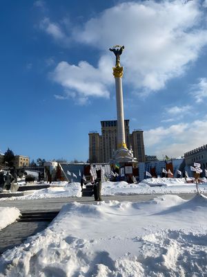 Een groot standbeeld midden in een besneeuwde stad