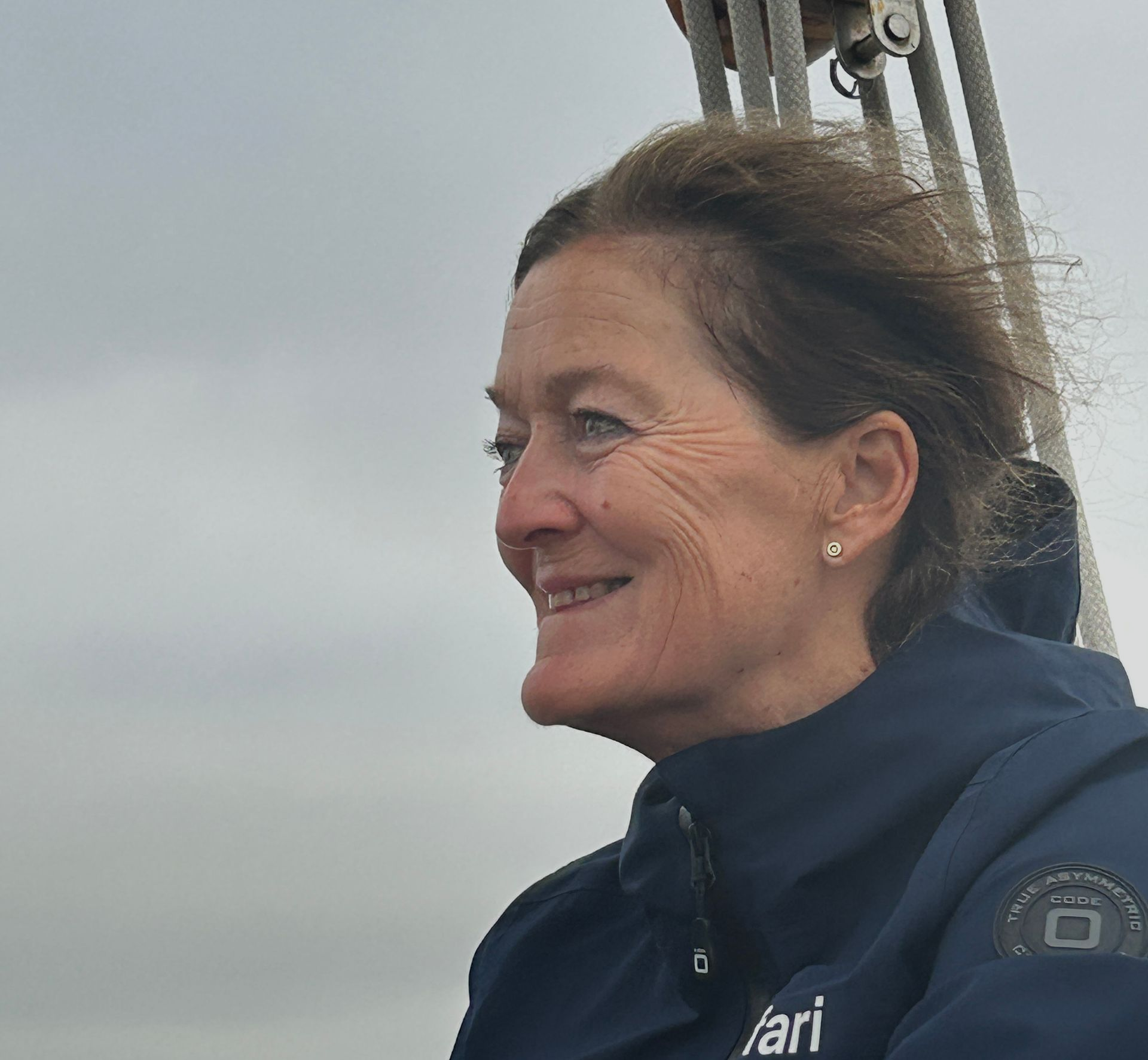 Er staat een autostoel naast een stapel kartonnen dozen.