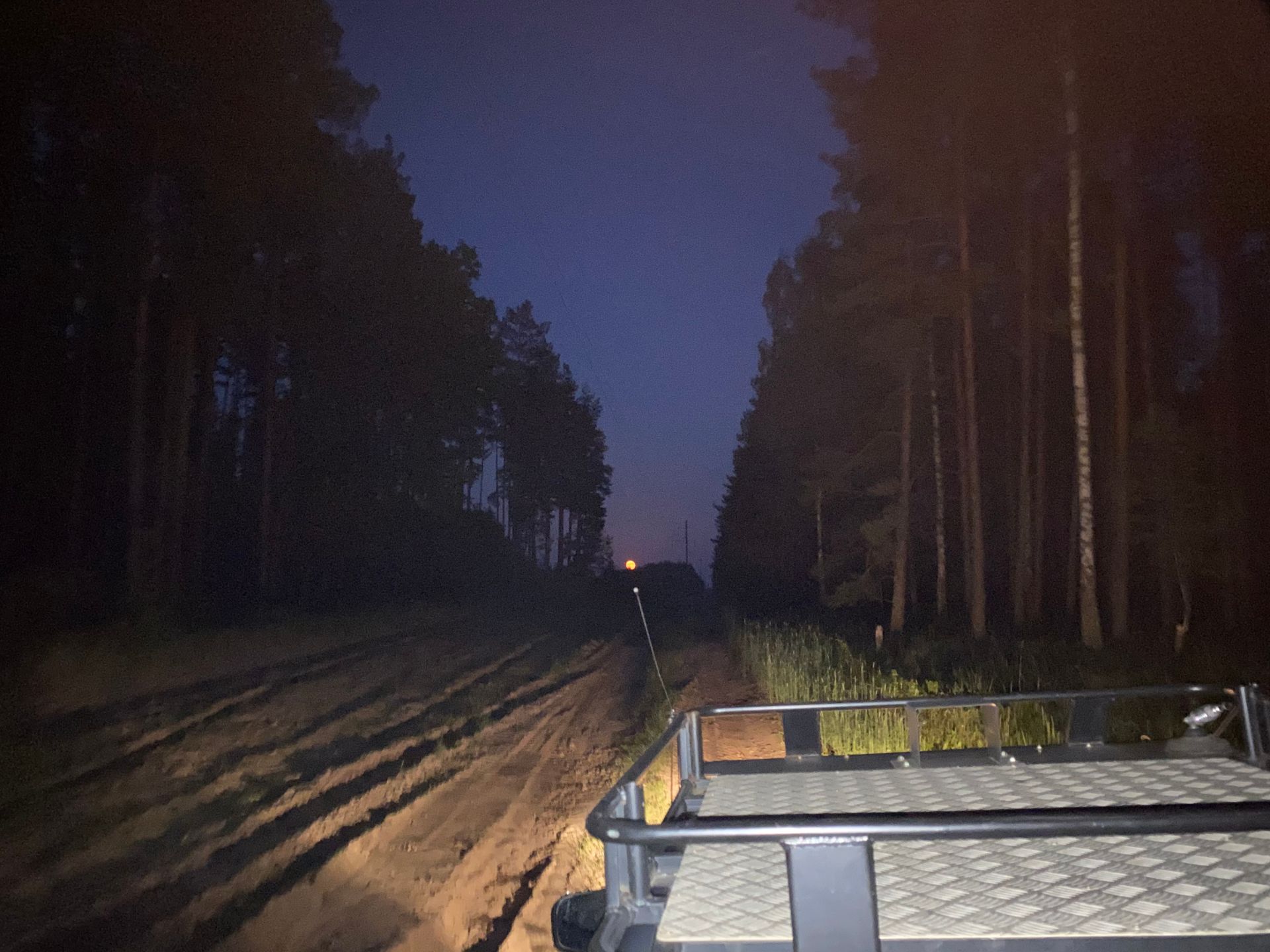 Een straat met veel gebouwen en bomen