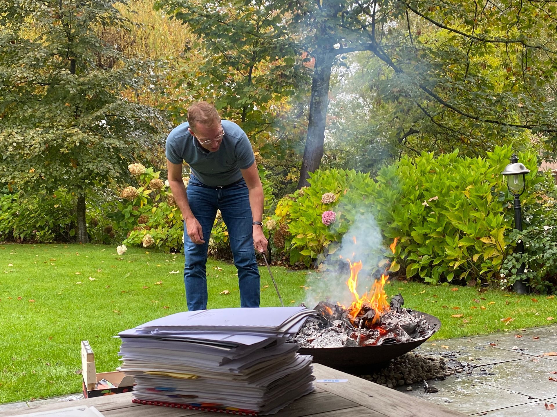 Een groot gebouw met veel ramen staat midden in een stadsstraat.