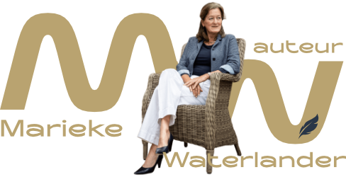 Een vrouw zit op een stoel voor een logo van marieke waterlander