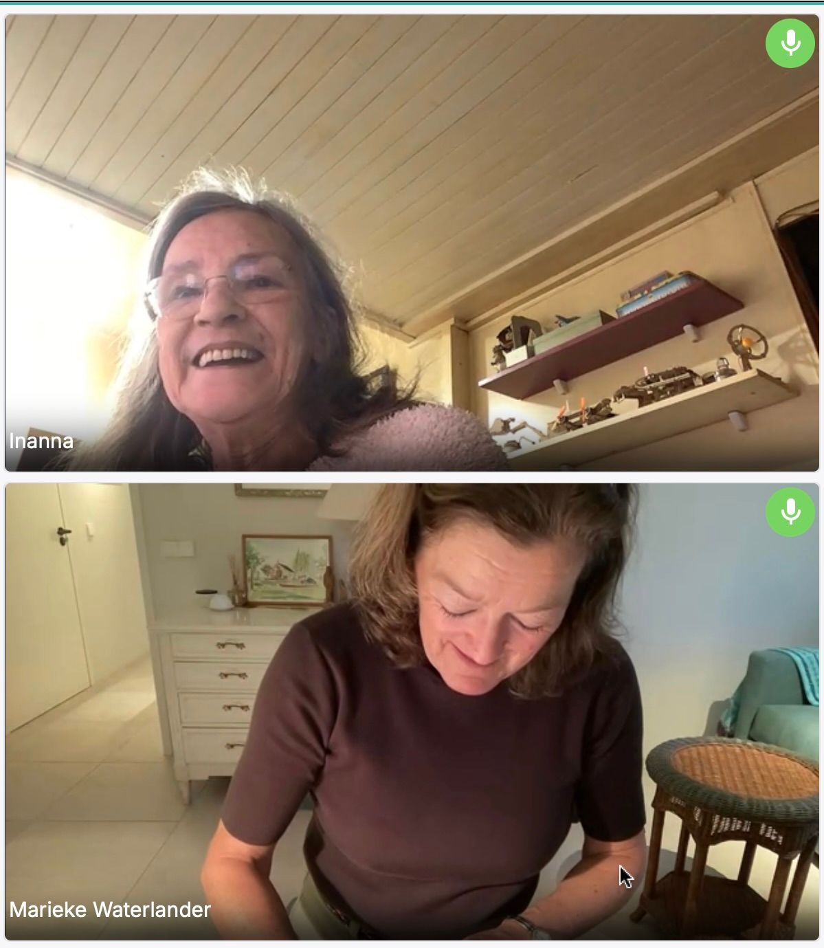 Een groot gebouw met veel ramen staat midden in een stadsstraat.