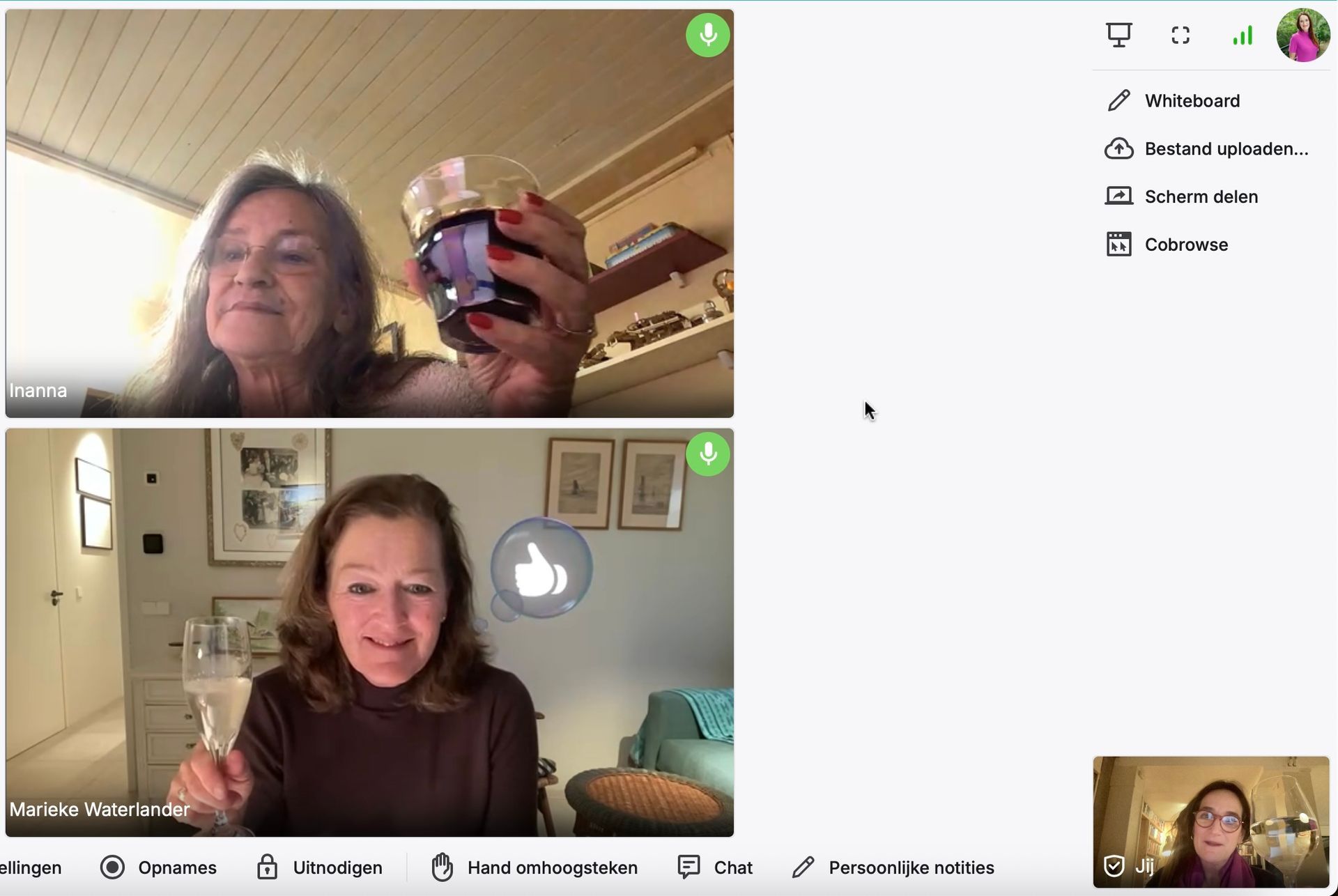 Een straat met veel gebouwen en bomen