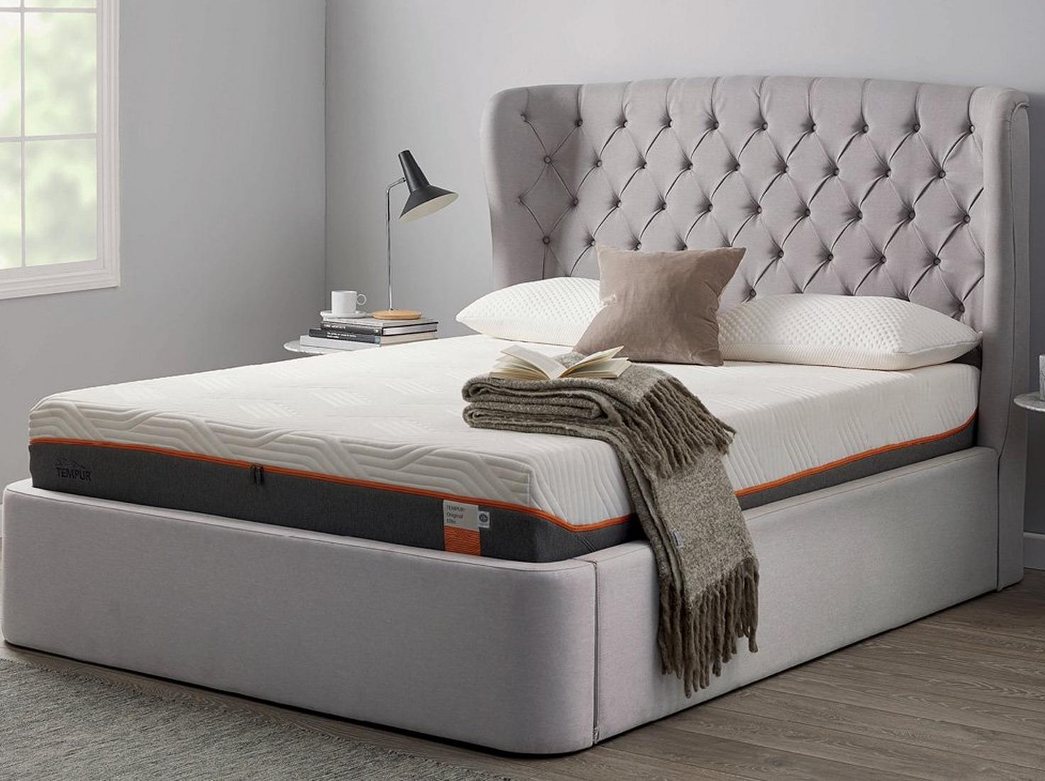 letto con testata trapuntata