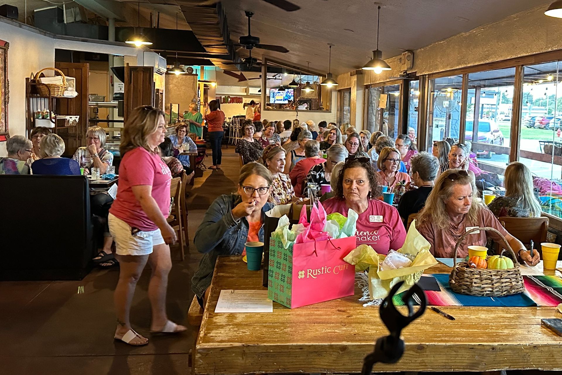 A group of people are sitting at tables in a restaurant.